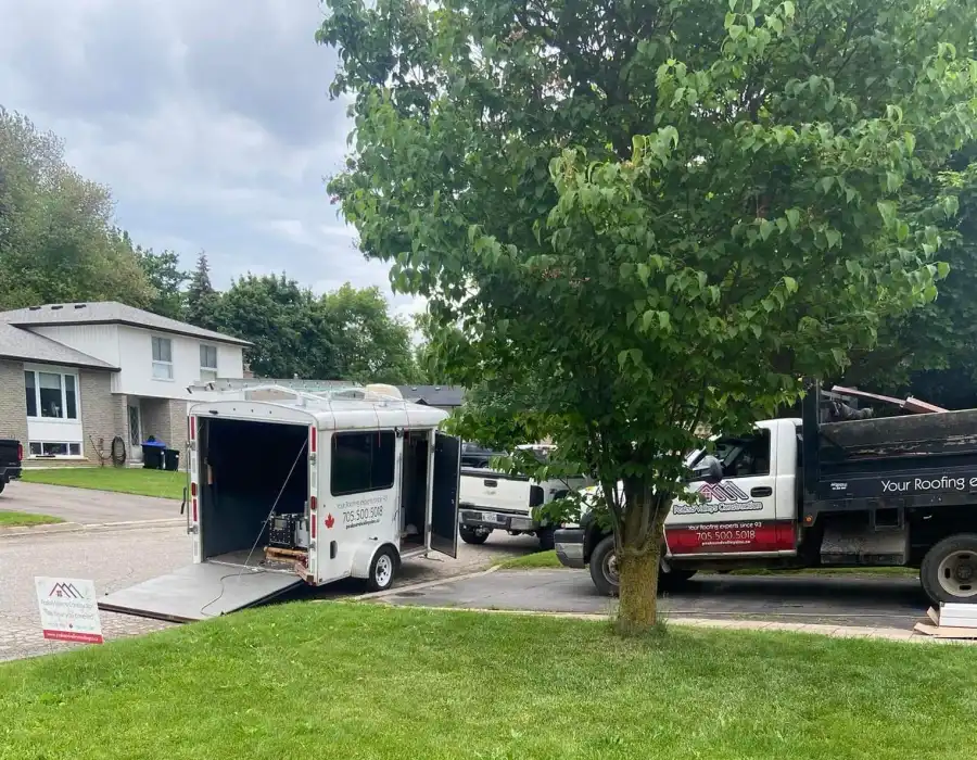 Peaks & Valleys crew on-site for an eavestrough job in Barrie Peaks & Valleys crew on-site for an eavestrough job in Barrie