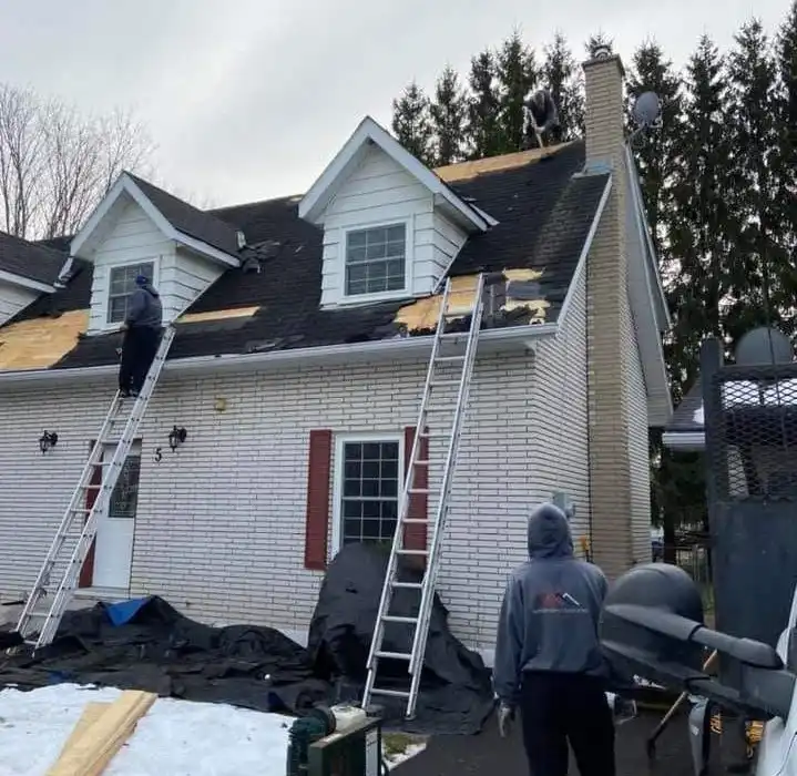 Peaks & Valleys crew at work on a Barrie roofline